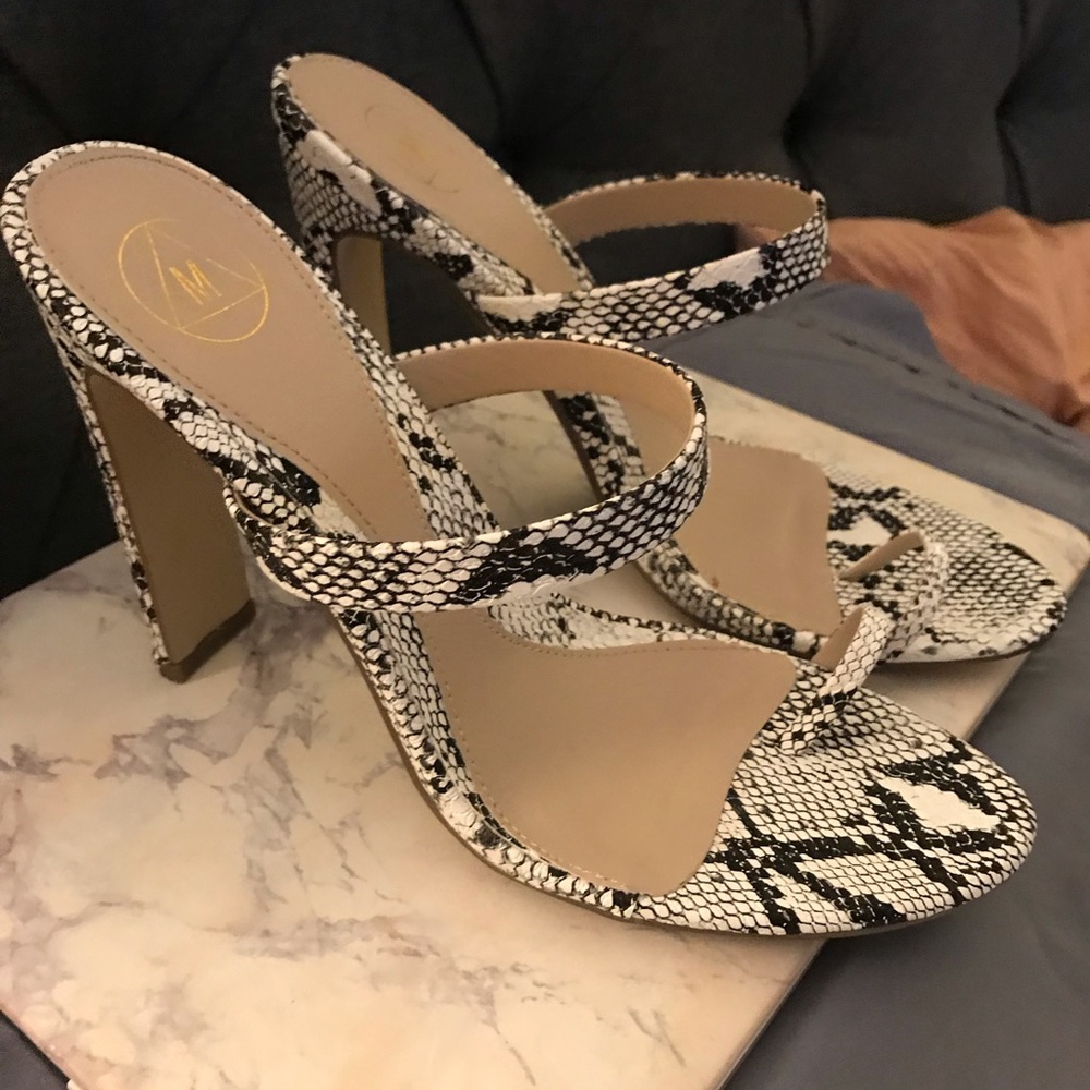 SNAKESKIN TOE SANDALS SZ 10